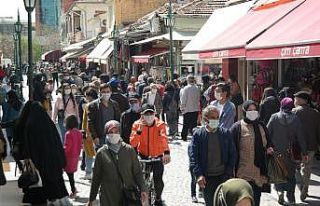 Evde geçecek bayram için mağazaları doldurdular