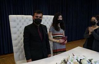 Evi yandı, gelinliğini giyemedi