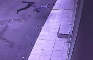 Evin balkonundan yere böyle düştü