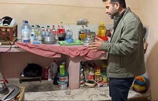 Evlerinin tavanı çökmeye başlayan iki kardeş...