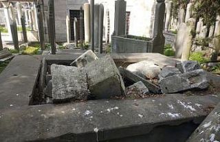 Eyüp Sultan Mezarlığı’nda defineci talanı