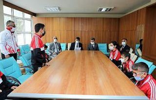 Fadıloğlu görme engelli sporcuları ödüllendirdi