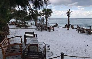 Fethiye’deki dolu sahili beyaz örtü ile kapladı