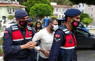 Firari uyuşturucu sanığı ekip aracına çarparak...