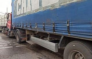 Freni boşalan tır kontrolden çıkıp yol kenarındaki...
