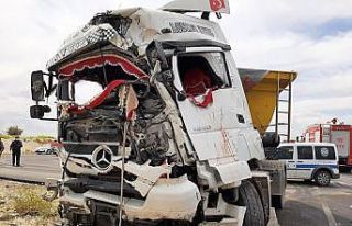 Gaziantep’te 2 tır çarpıştı: 2 yaralı