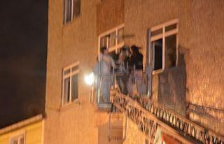 Gaziosmanpaşa’da 3 katlı binada korkutan yangın