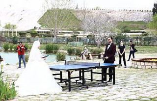 Gelin damat Pamukkale’de masa tenisinde yarıştı
