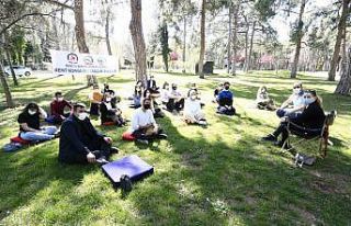 Gençler, akademisyenler ile bir araya geliyor