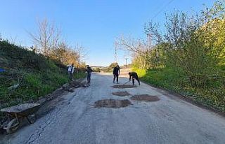 Gençler bozuk olan yoldaki çukurları toprakla doldurdu