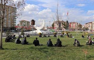 Gençlerden kitap okuma etkinliği