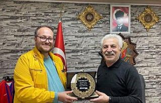 Gençlere yardım yapan kooperatif başkanına plaket