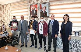Gençlik ve Spor İl Müdürü Demir, şampiyon sporcuları...