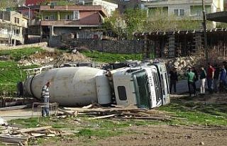 Gercüş’te beton mikseri devrildi