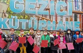Gezici kütüphane miniklerle buluştu