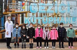 Gezici kütüphane okuma yolculuğunda