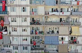 Gezici tırlarla 23 Nisan bayram coşkusu balkonlardan...