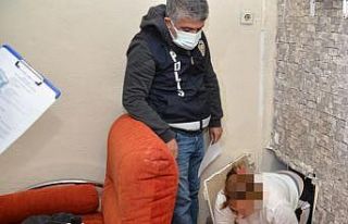 Gizli bölmeye saklanan iki kadın polisten kaçamadı