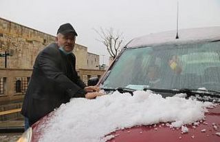 Gök gürültüsüyle birlikte yağan dolu, kısa...