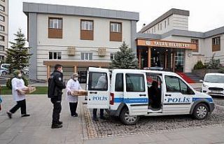 Görev başındaki polislerin iftar yemeği Talas...