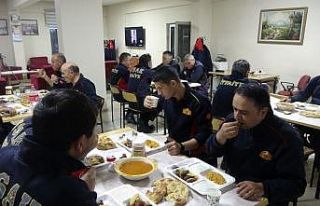 Gözleri telsizde, kulakları ezanda oruç açtılar
