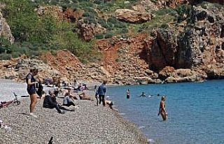 Güneşi gören sahile koştu