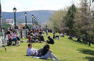 Güneşli havayı gören su kenarı ve parklara koştu