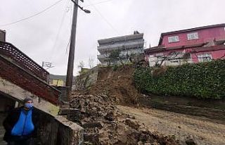 Gürültüye uyandı, aracını toprak altında görünce...