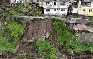 Gürültüyü duyup sokağa koşan aileye heyelan...