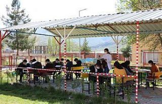 Hababam sınıfı gerçek oldu, derslerini okul bahçesinde...