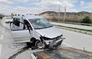 Hafif ticari araç kaldırıma çarptı: 2 yaralı