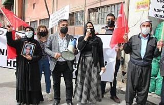 Hakkari’deki anneler HDP’ye yürüdü