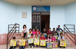 Hakkari’deki öğrencilere kırtasiye malzemesi...