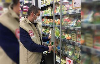 Halkın sağlığı için gıda kontrol görevlileri...