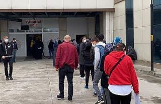 Hastane önünde Korona testi kuyruğu