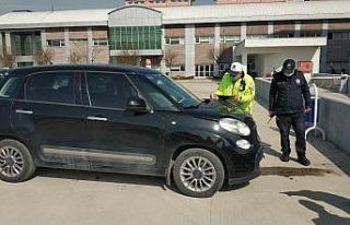 Hastanenin otoparkının duvarına çarpan ehliyetsiz...