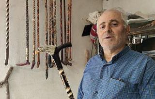 Hayvan figürlerini bastonlara işliyor
