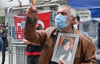 HDP önünde evlat nöbeti tutan babadan HDP yöneticilerine...