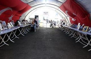 HDP önündeki aileler evlat nöbeti eylemine kararlılıkla...