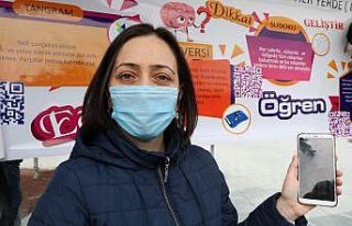 Hem toplu taşıma bekliyorlar hem oyun oynuyorlar