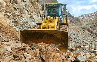 Heyelan nedeniyle kapanan köy yolu temizlendi