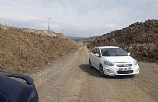 Heyelan nedeniyle kapanan yol sürücülere zor anlar...