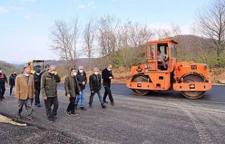 Heyelan olan yolda asfaltlama devam ediyor