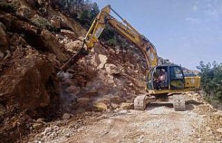 Heyelanda kapanan yol açıldı