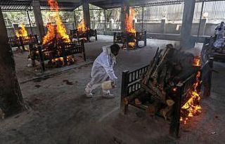 Hindistan’da koronadan ölenler toplu olarak yakıldı