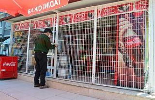 Hırsızlar girdiği bakkalda soygun yapamayınca...