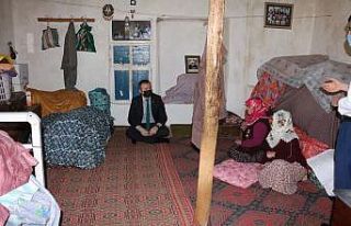 Hizan Kaymakamı Muhammed İkbal Yelek, hane ziyaretinde...