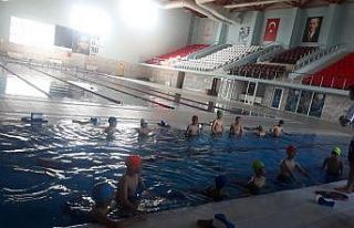 Hizan’da kursiyer öğrenciler havuzda yüzmenin...