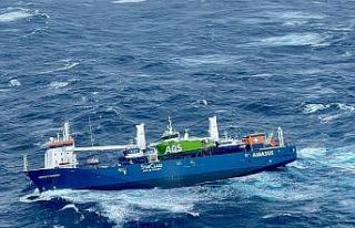 Hollanda bandıralı geminin mürettebatı helikopterle...