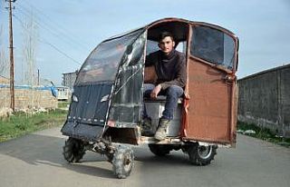 Hurda malzemelerden yaptıkları elektrikli arabayla...